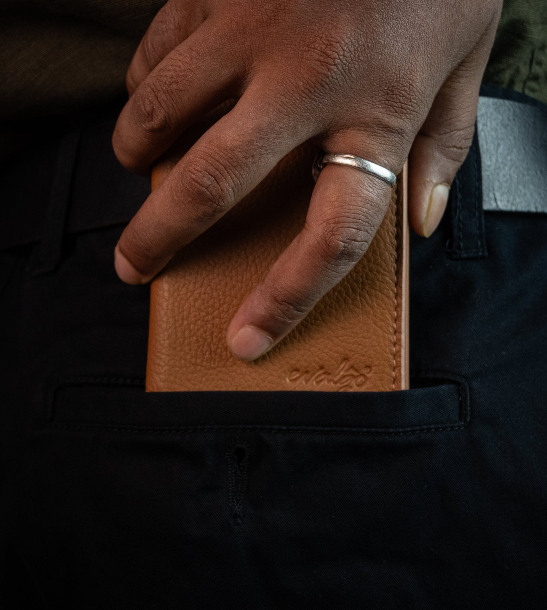 The evalgo® Snap — Slim Magnetic Top-Grain Leather Wallet - evalgo®