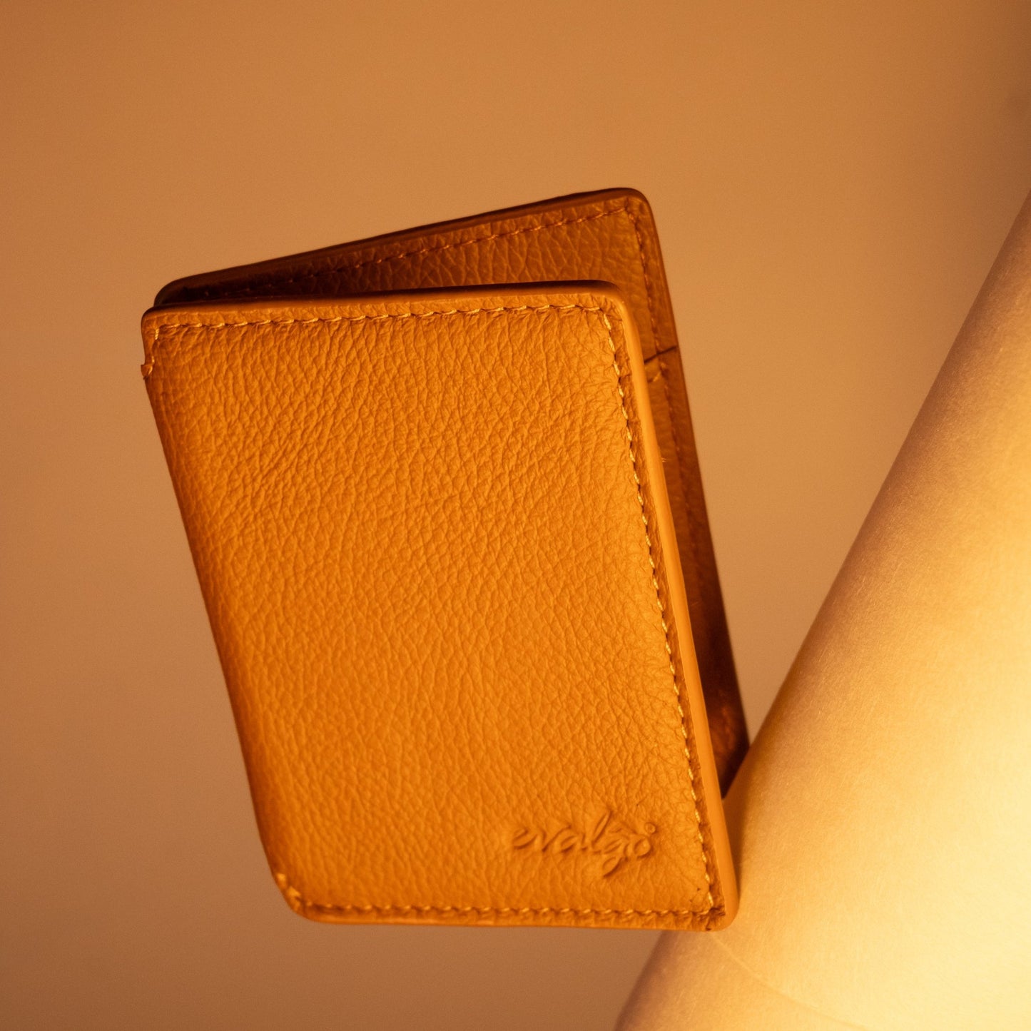 The evalgo® Snap — Slim Magnetic Top-Grain Leather Wallet - evalgo®
