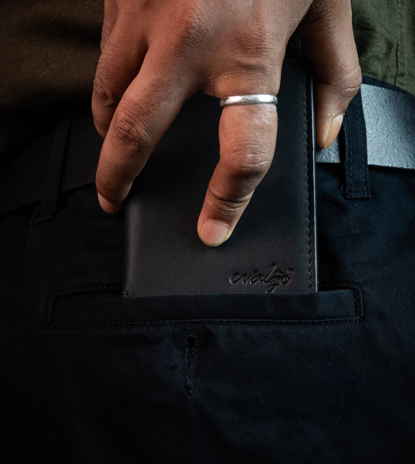 The evalgo® Snap — Slim Magnetic Top-Grain Leather Wallet - evalgo®